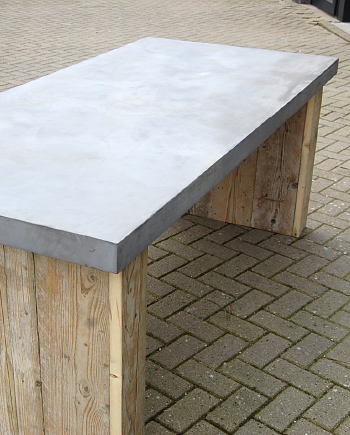 Tafel met blad van beton-ciré